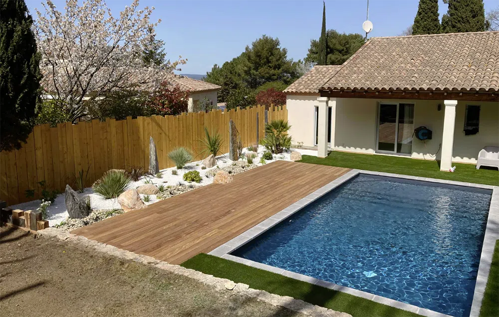 Jardin avec piscine et bordure en bois
